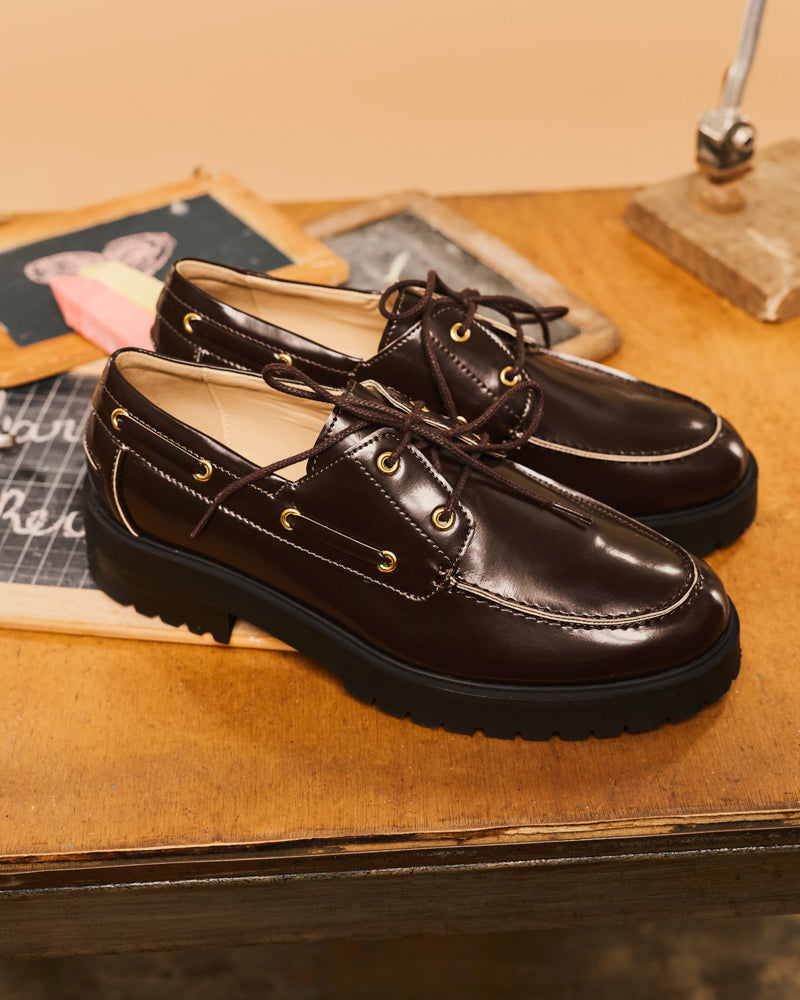 Chaussures bateau vegan de la marque Minuit sur Terre, modèle Glacier Chocolat