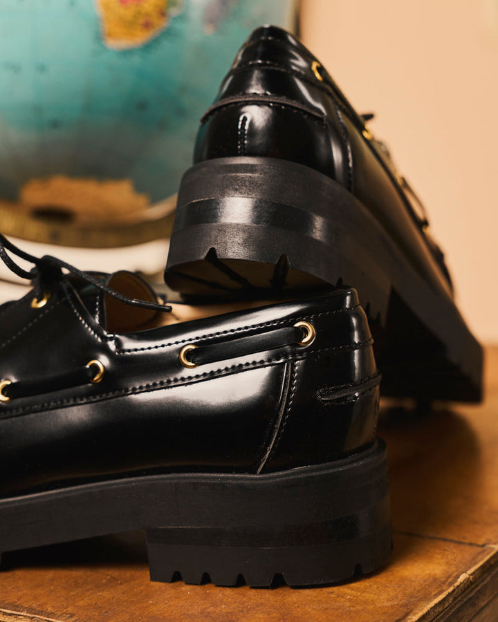 Chaussures bateau vegan de la marque Minuit sur Terre, modèle Glacier Noir
