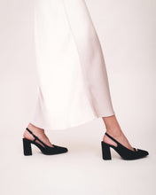 Load image into Gallery viewer, Tacones negros veganos mujer – punta fina, talón abierto con tira elegante