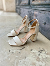 Load image into Gallery viewer, chaussures à talons blanche pour mariage vegan
