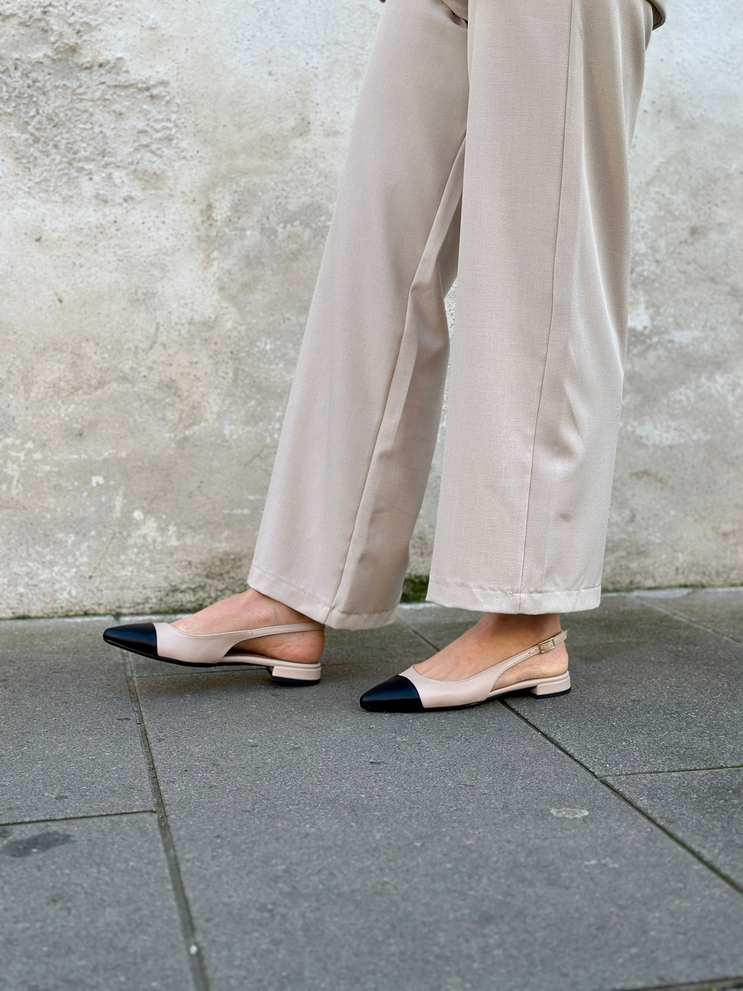 Chaussures vegan type escarpins plats à bout pointu, bicolor