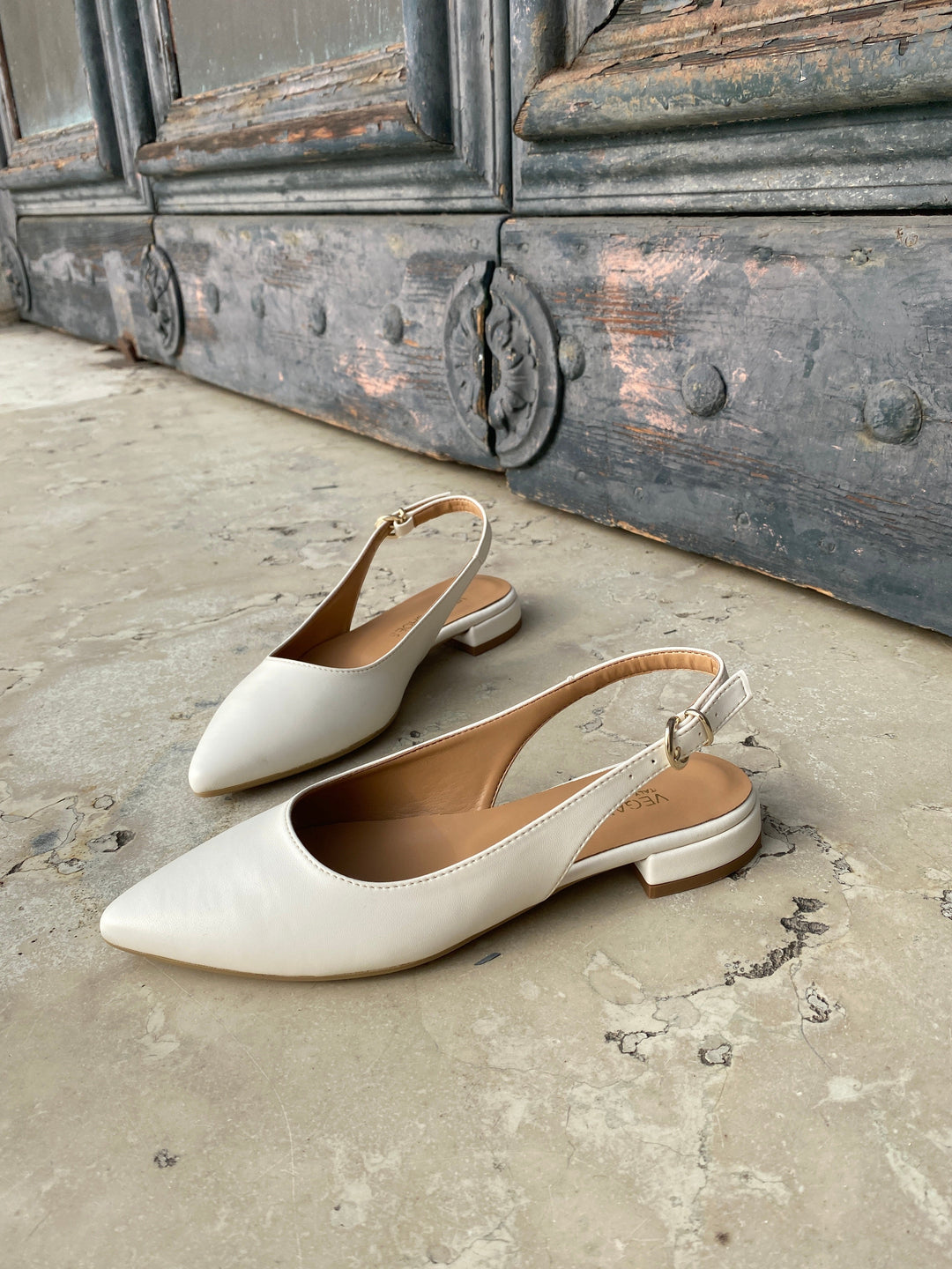 chaussures blanche style ballerines ouverte à bout pointu blanche