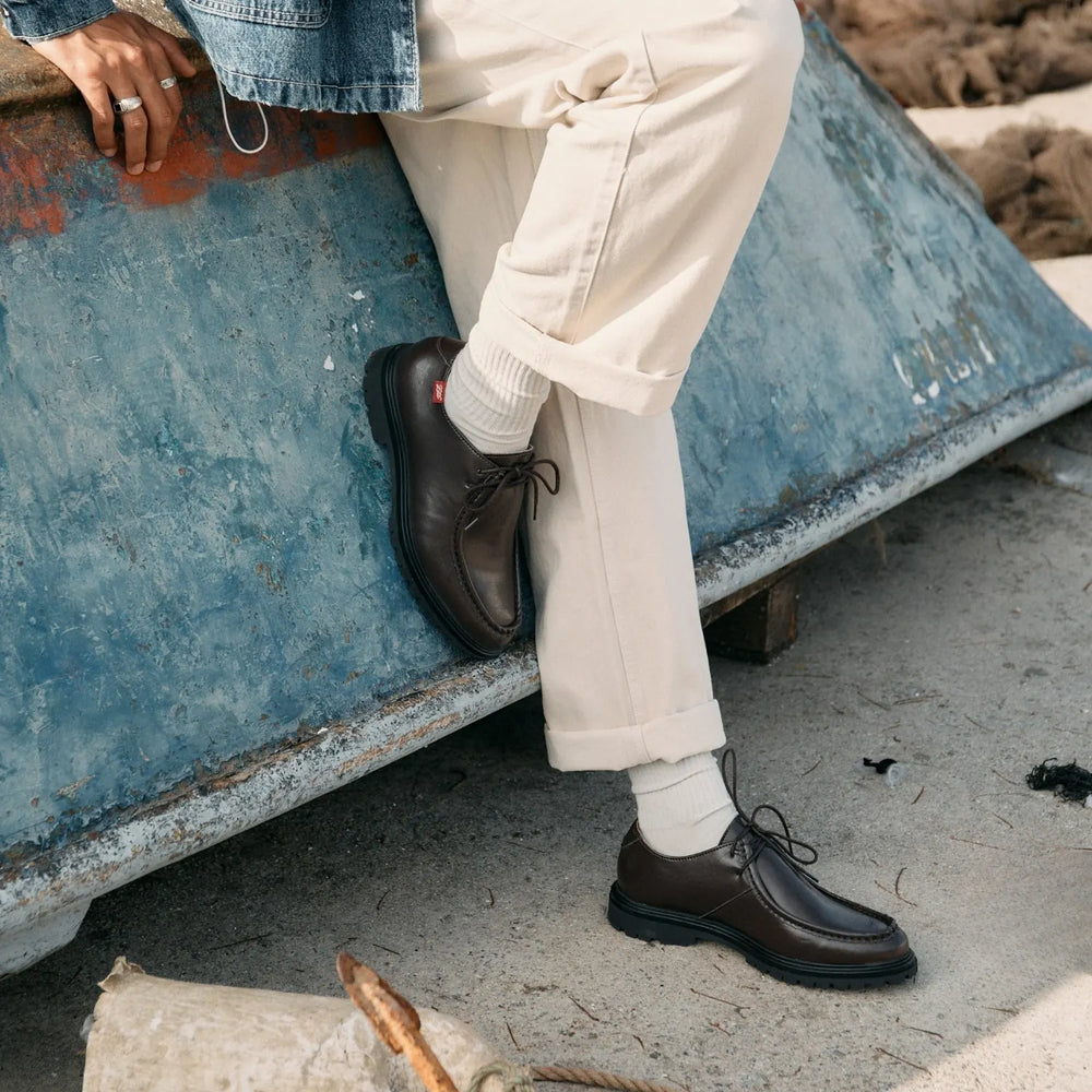 chaussures en cuir marron vegan