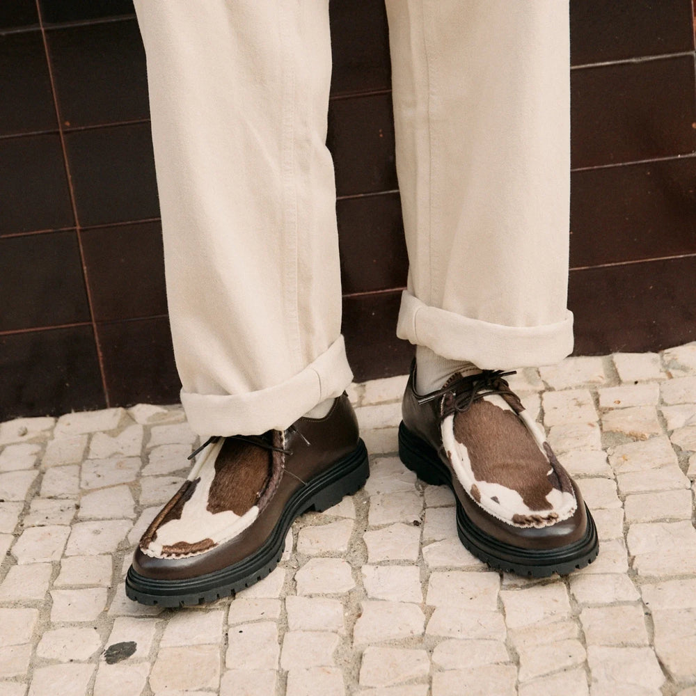 chaussures marron et vache