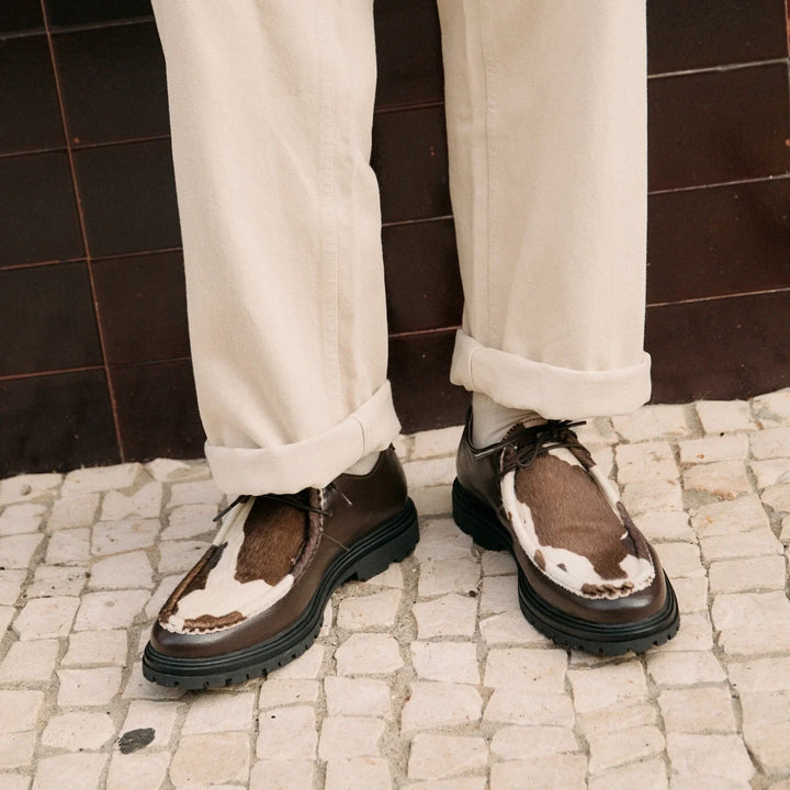 chaussures marron et vache
