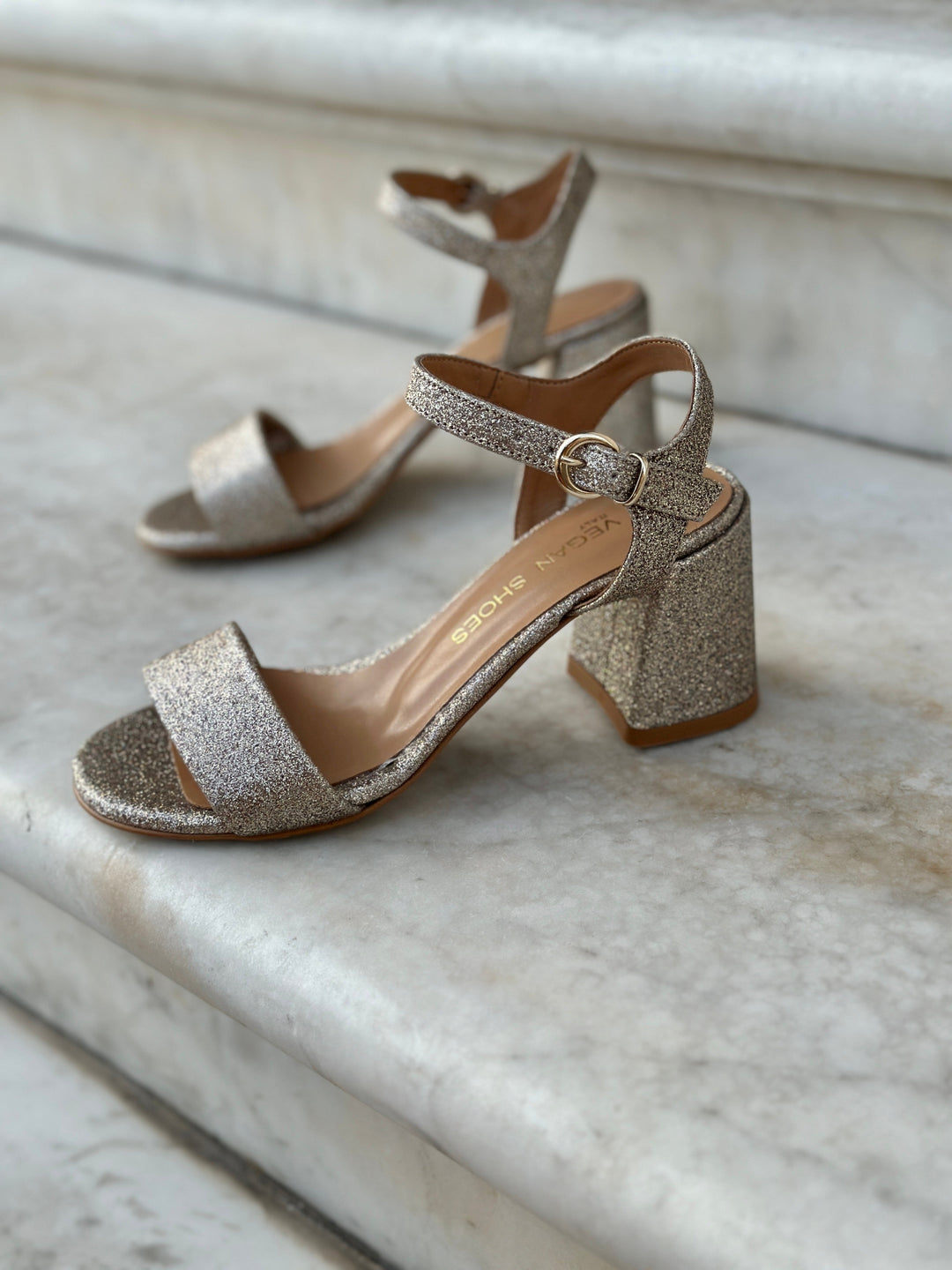 sandales à talons paillettes vegan