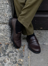 Charger l'image dans la galerie, mocassins en cuir vegan marron pour homme