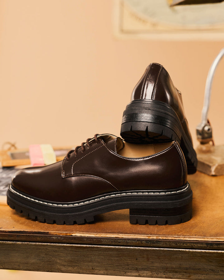 Chaussures de ville vegan à lacets de la marque Minuit sur Terre, modèle Edelweiss Chocolat