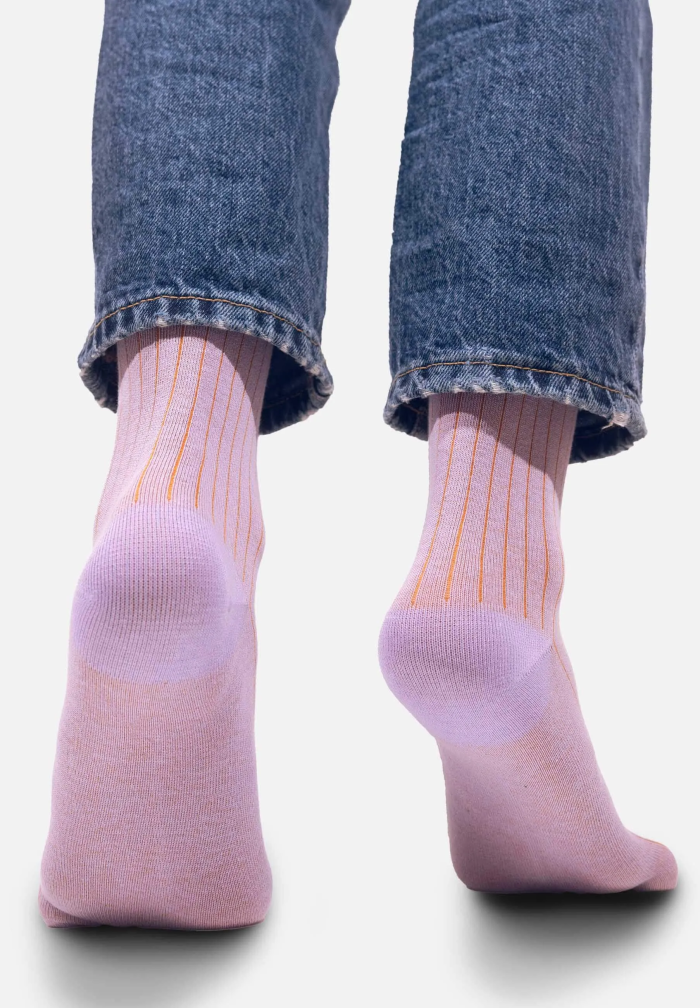 chaussettes lila à rayures orange