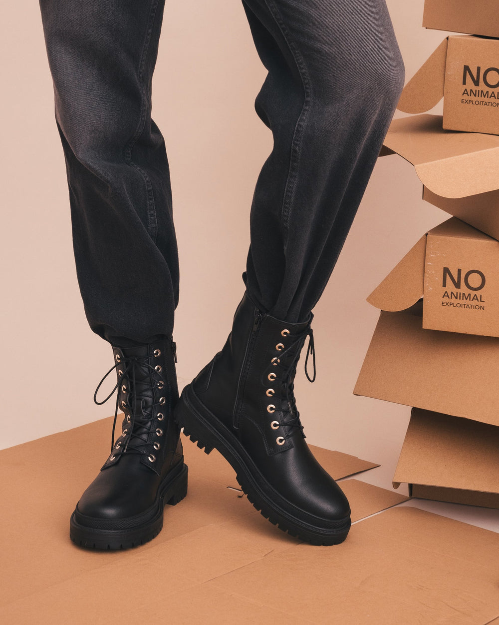 boots de combat montantes à lacets en cuir vegan noir