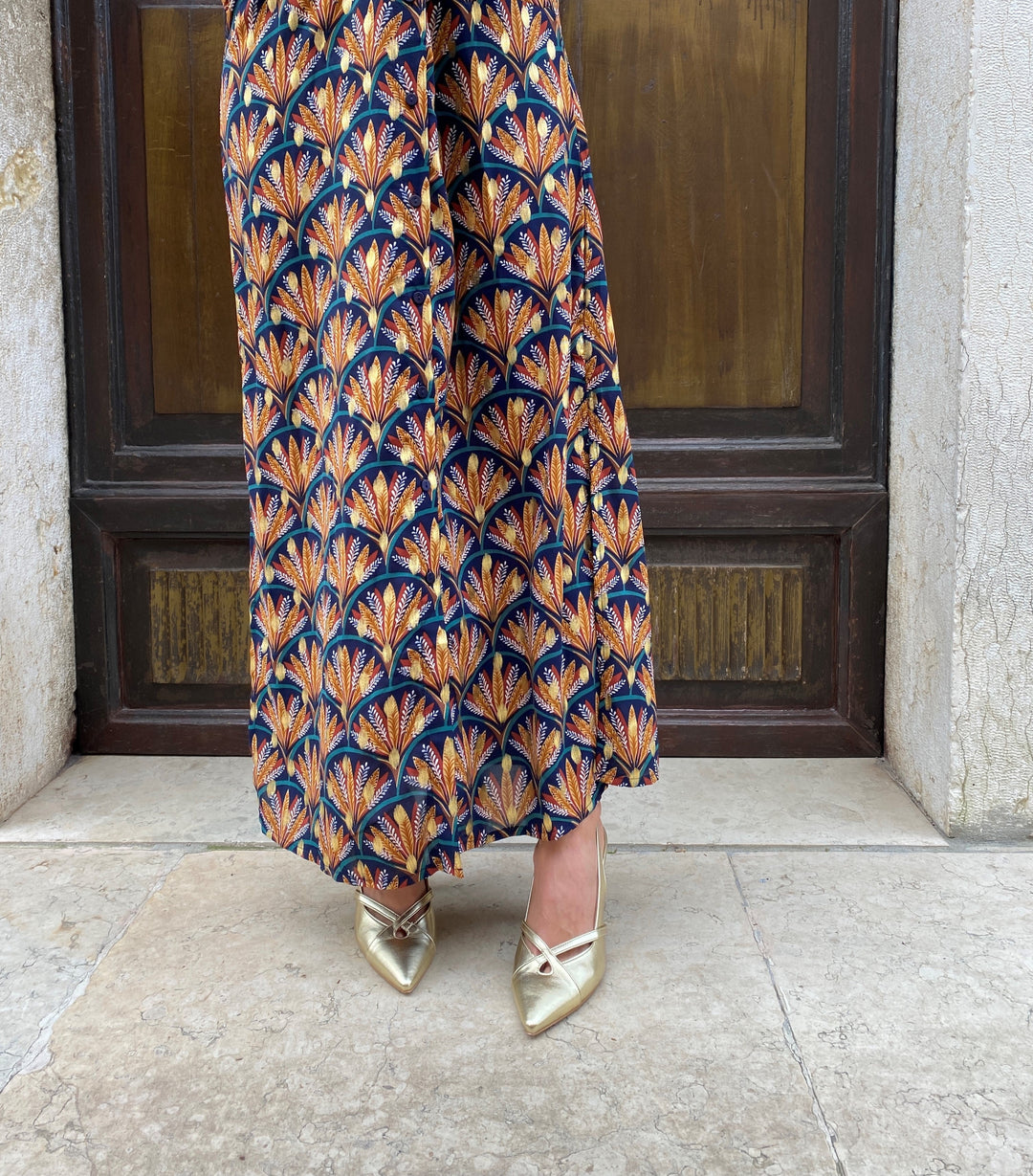 escarpins à talons hauts et bouts pointus en cuir vegan doré.