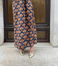 Charger l'image dans la galerie, escarpins à talons hauts et bouts pointus en cuir vegan doré.