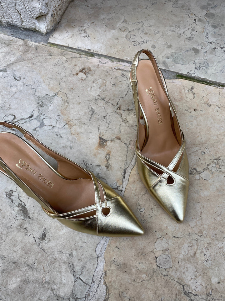 escarpins à talons hauts et bouts pointus en cuir vegan doré.