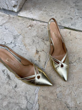 Charger l'image dans la galerie, escarpins à talons hauts et bouts pointus en cuir vegan doré.
