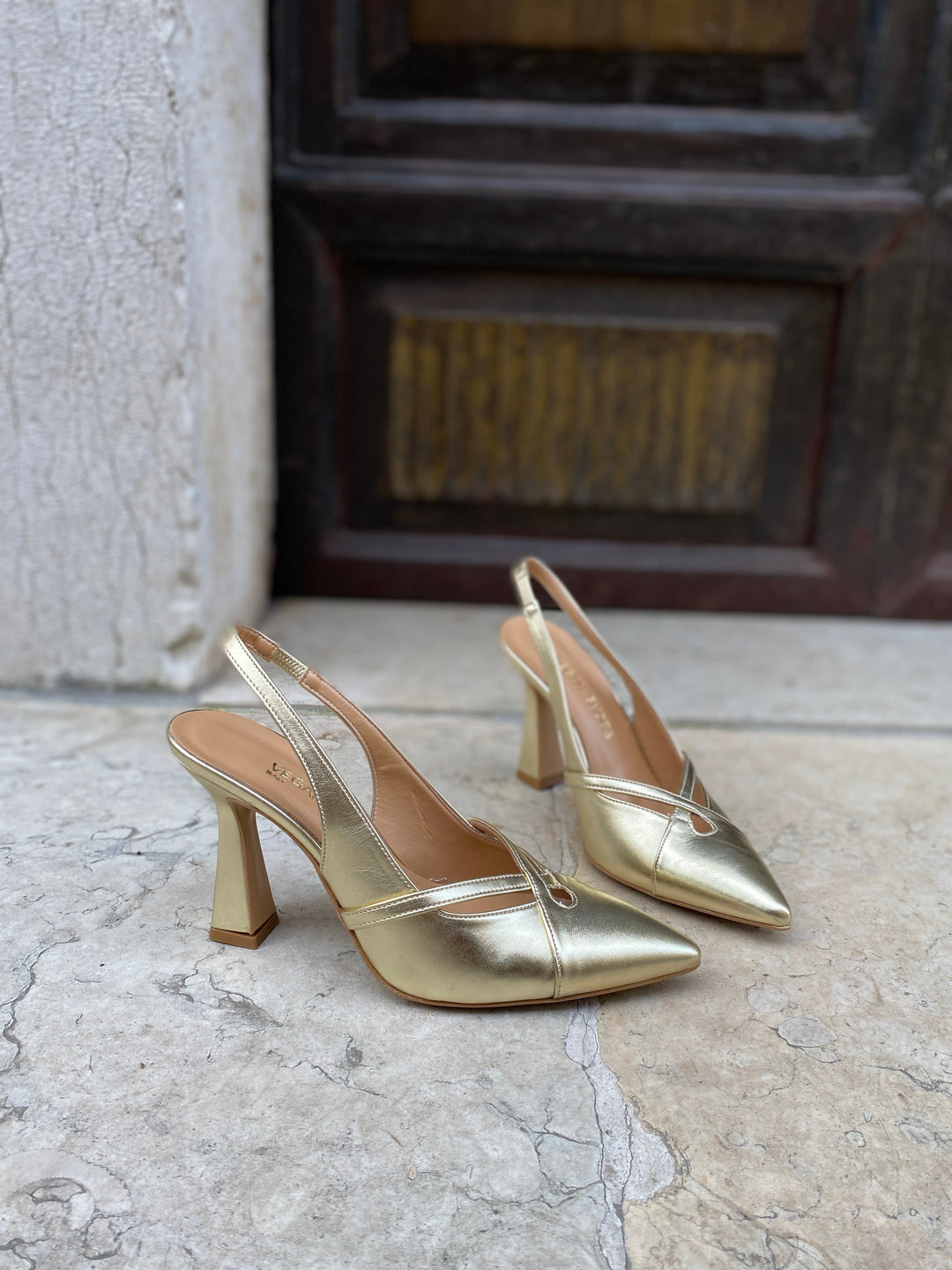 escarpins à talons hauts et bouts pointus en cuir vegan doré.
