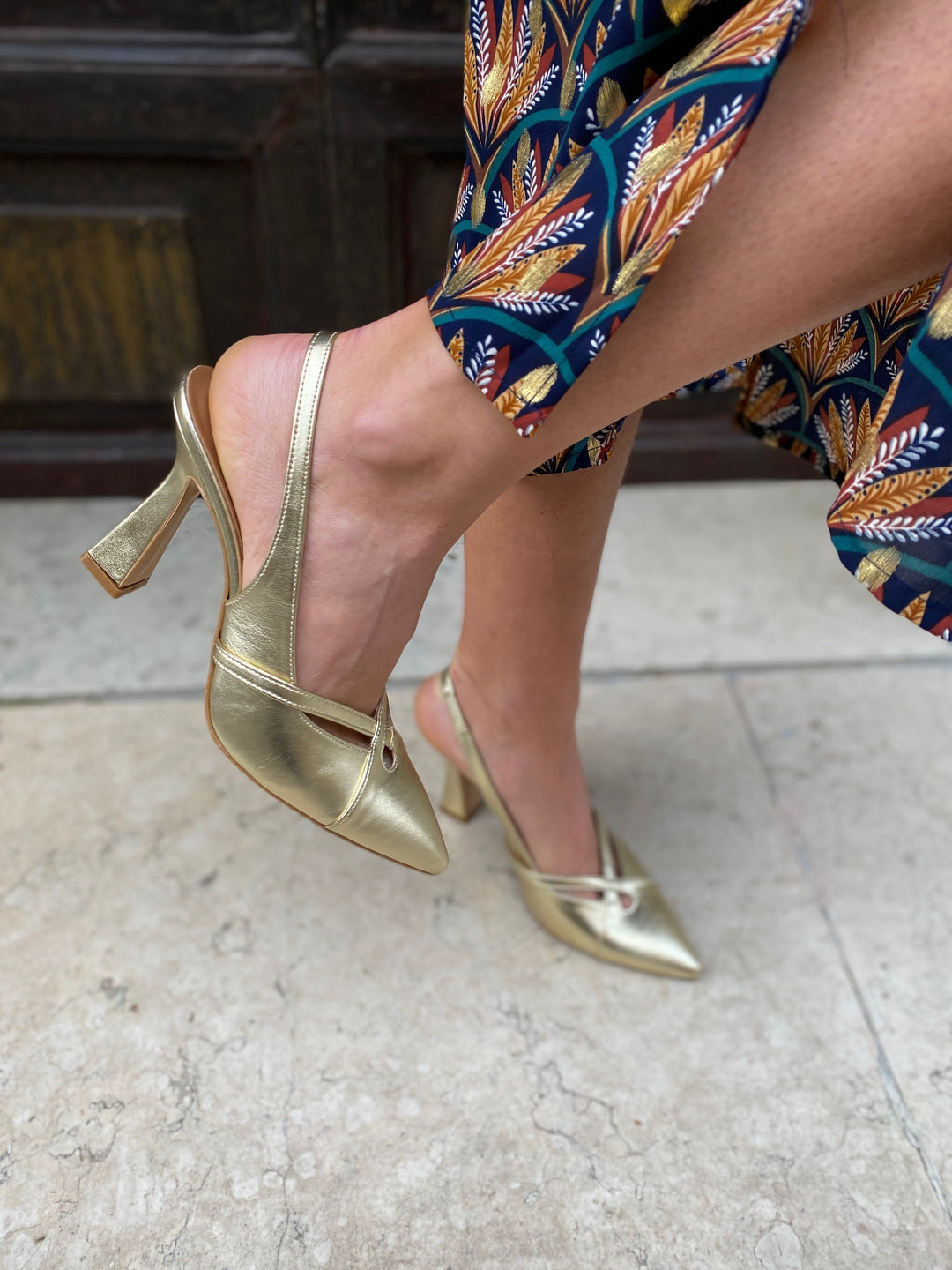 escarpins à talons hauts et bouts pointus en cuir vegan doré.