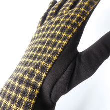 Load image into Gallery viewer, gants motifs carreaux moutarde et marron