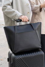Load image into Gallery viewer, grand sac noir pour l&#39;avion