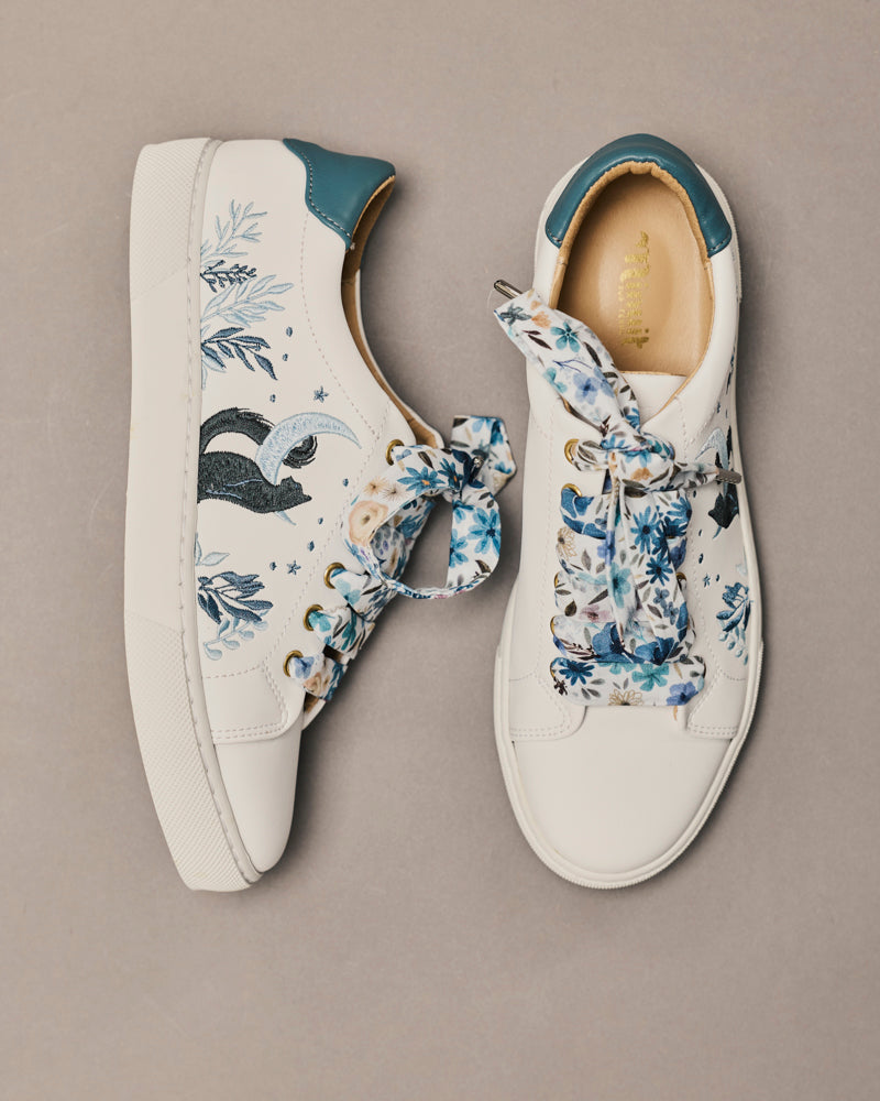 Fait tremper tes lacets dans de l'eau avec un peu de lessive pour leur redonner tout leur éclat !

Repasse tes lacets pour leur redonner leur forme originelle.