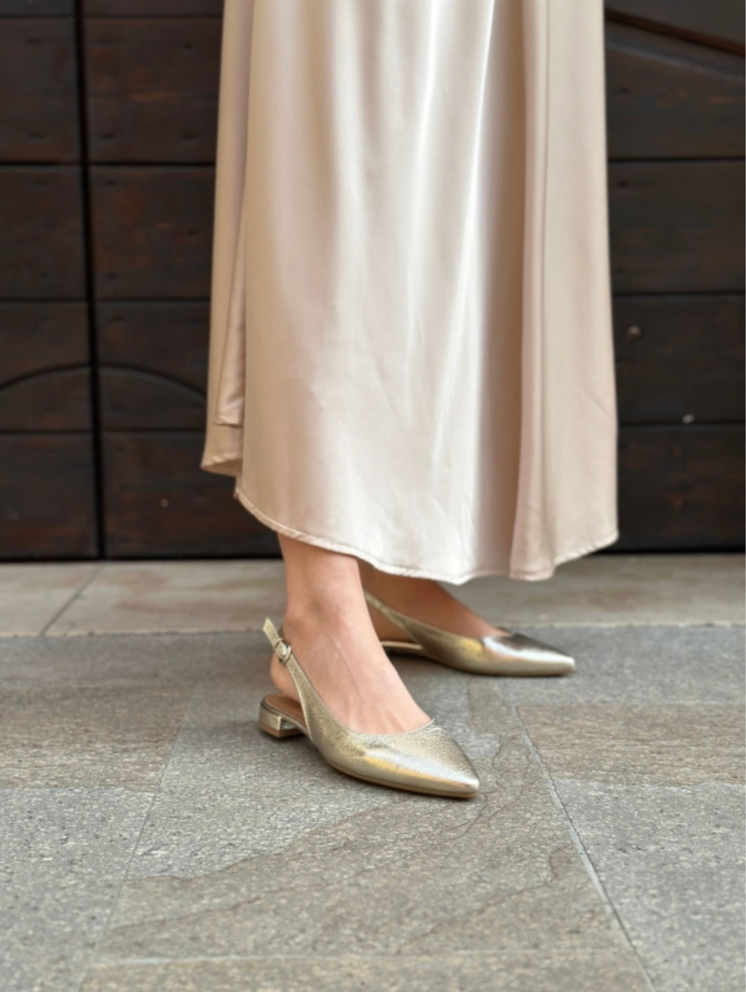 chaussures vegan type ballerines pointues dorées