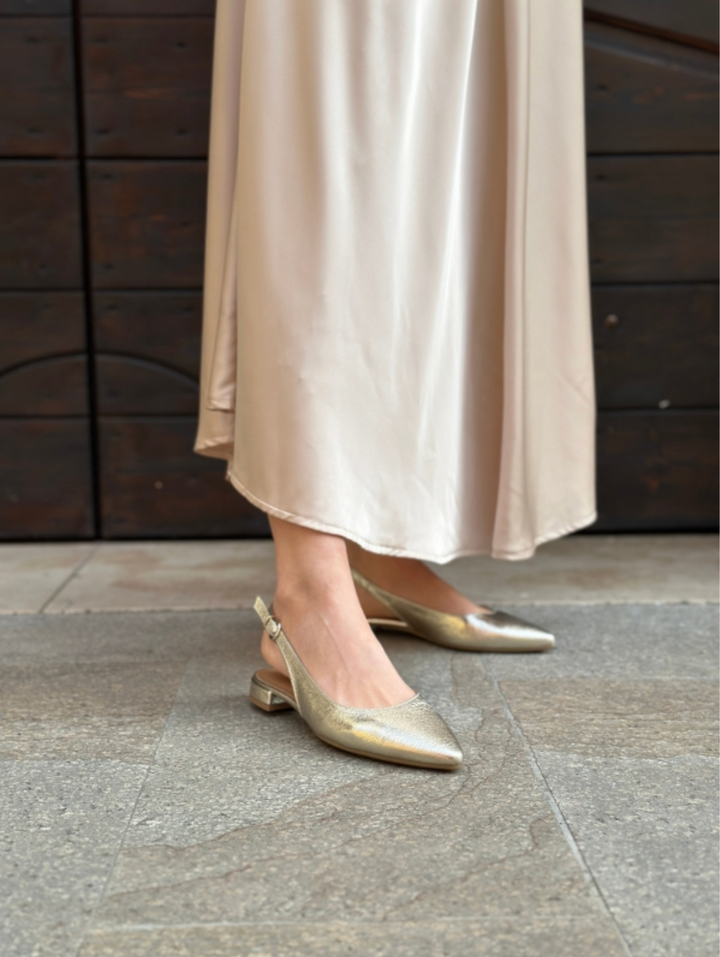 chaussures vegan type ballerines pointues dorées