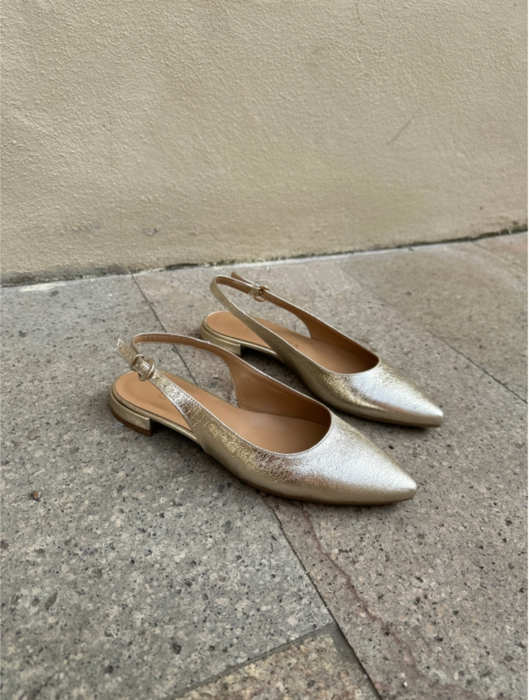chaussures vegan type ballerines pointues dorées