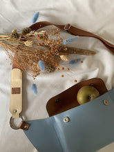 Charger l&#39;image dans la galerie, sacoche banane en cuir vegan de pomme
