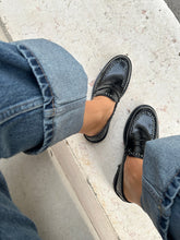Charger l&#39;image dans la galerie, Mocassins noir à clous pour femme
