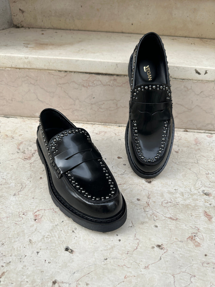 Mocassin noir à clous pour femme 