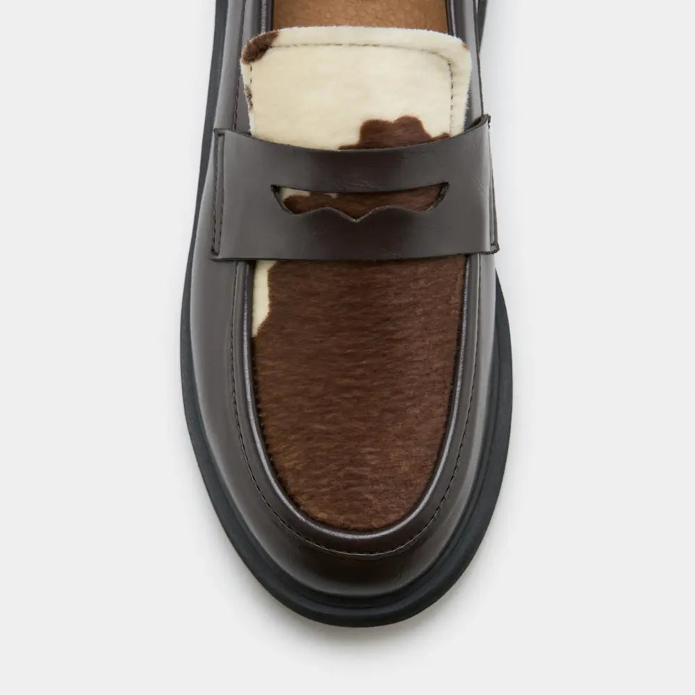 chaussures vegan avec imprimé vache vues de haut
