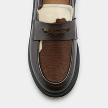 Charger l'image dans la galerie, chaussures vegan avec imprimé vache vues de haut