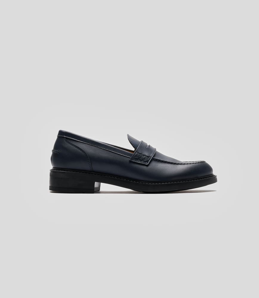 mocassins élégants en cuir vegan bleu marine pour femme