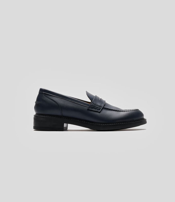 mocassins élégants en cuir vegan bleu marine pour femme