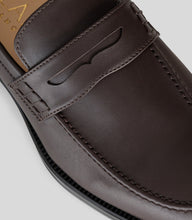Laden Sie das Bild in den Galerie-Viewer, mocassins marron en cuir vegan pour homme