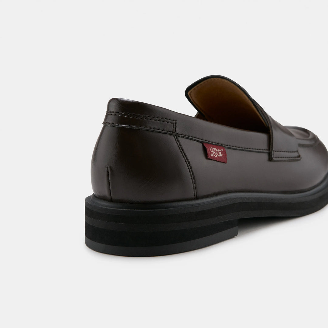 mocassins marrons en cuir vegan, modèle unisexe