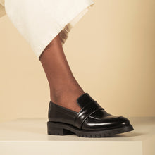Load image into Gallery viewer, Chaussure végane mocassin noir élégant plat avec doublure respirante et flexible | NAE Vegan Shoes