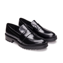 Load image into Gallery viewer, Mocassins femme en cuir vegan noir brillant NAE