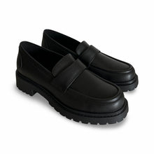 Load image into Gallery viewer, Mocassins noirs en cuir vegan femme semelles chunky
