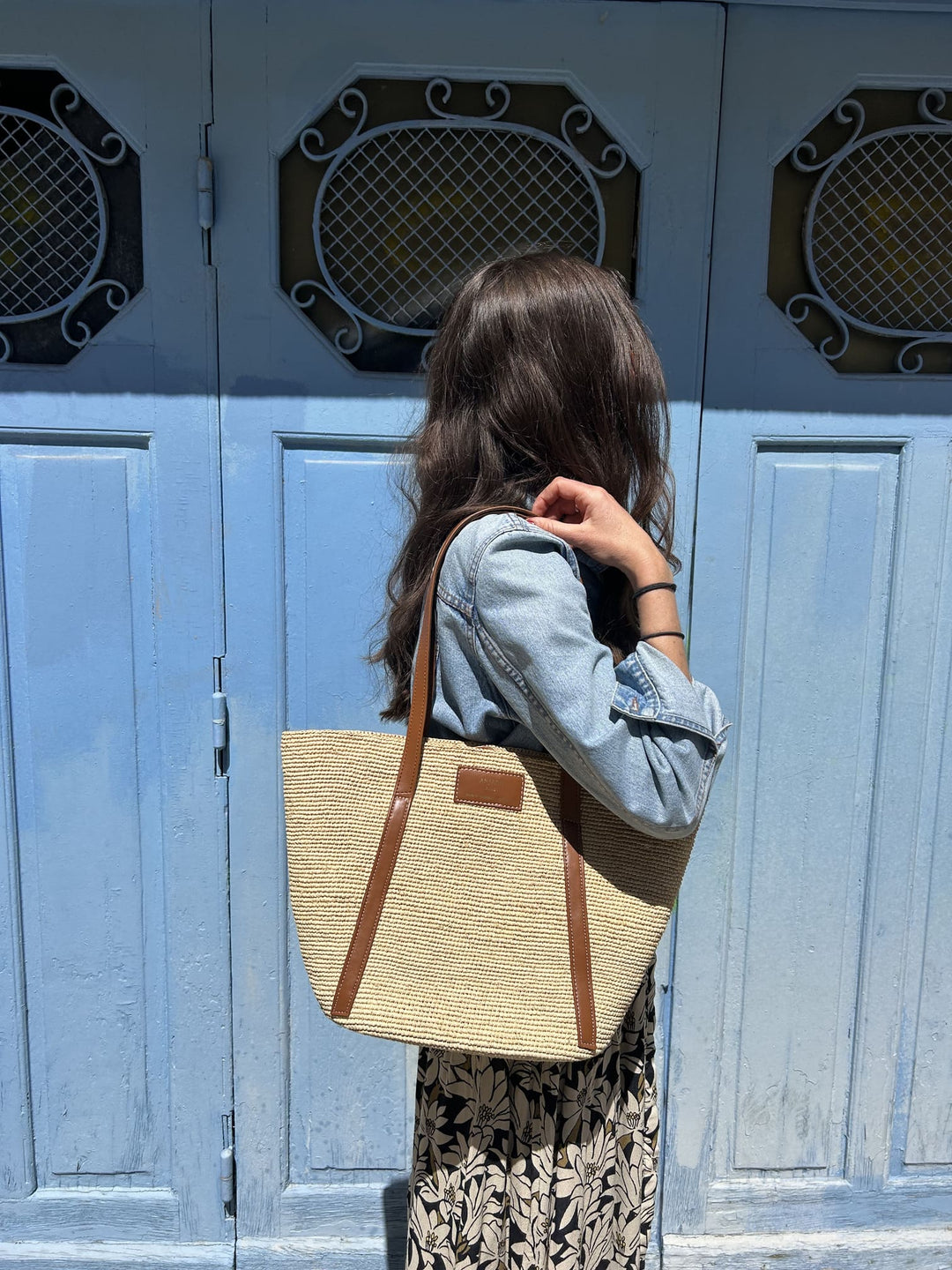 panier en raphia avec anses en cuir vegan de pomme marron