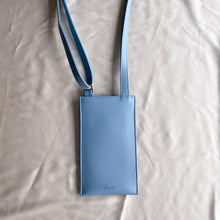 Charger l&#39;image dans la galerie, pochette de téléphone en cuir vegan de pomme bleu