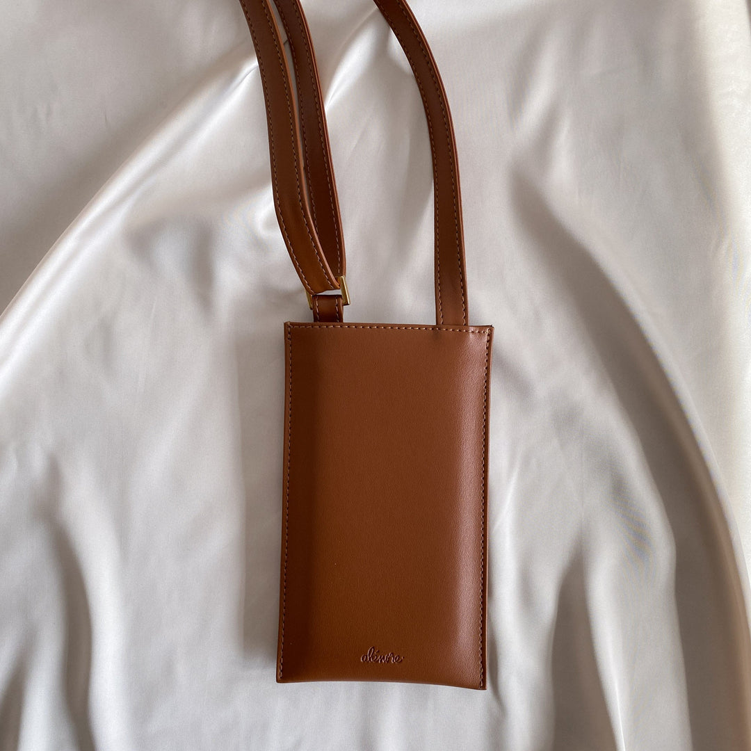pochette de téléphone en cuir vegan de pomme marron