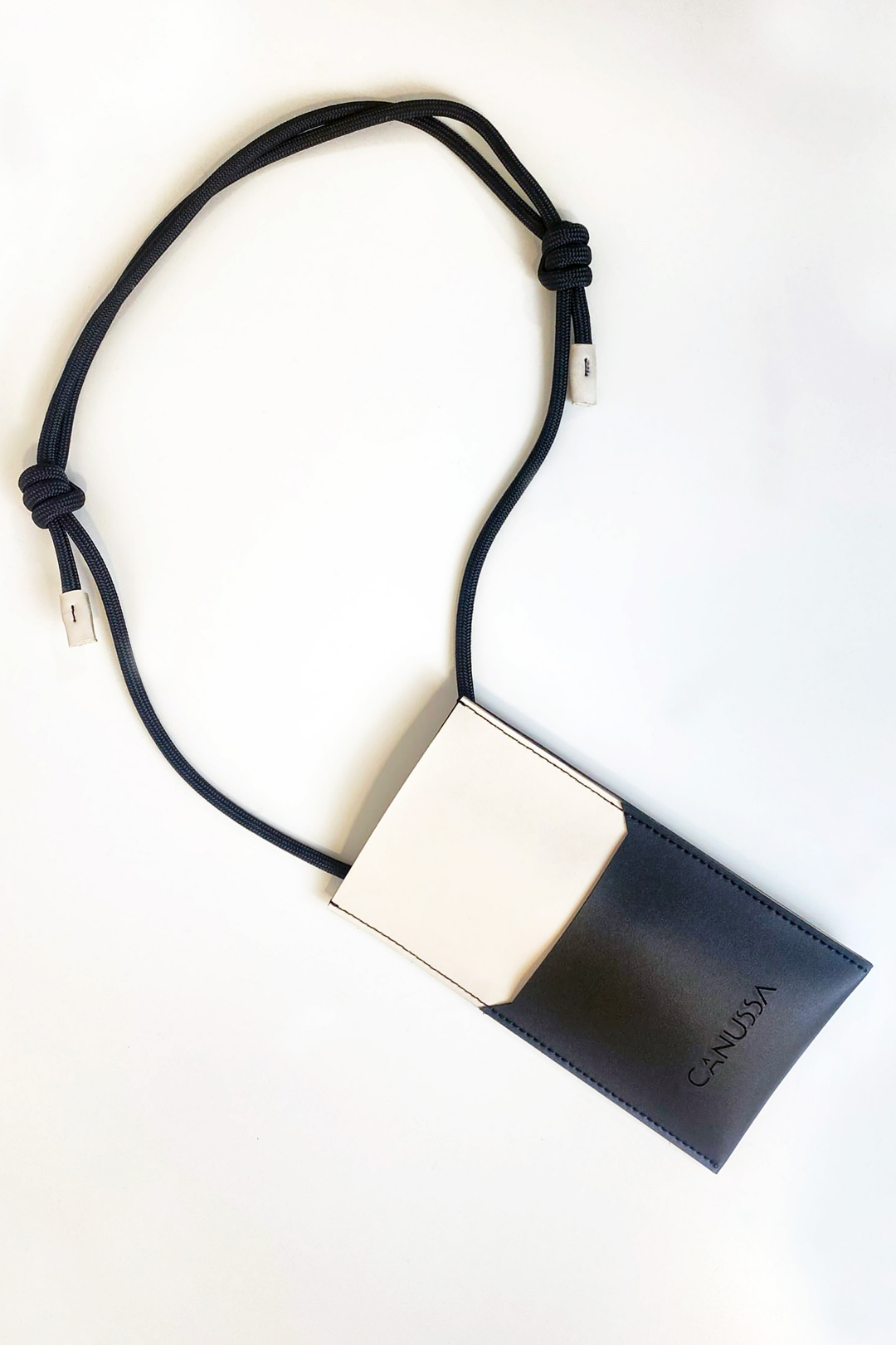 étui pour téléphone écoresponsable noir et creme