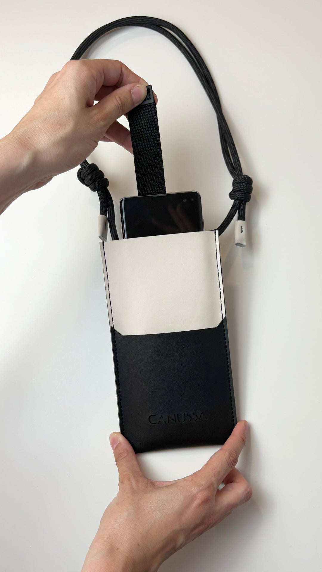 étui pour téléphone vegan noir et crème