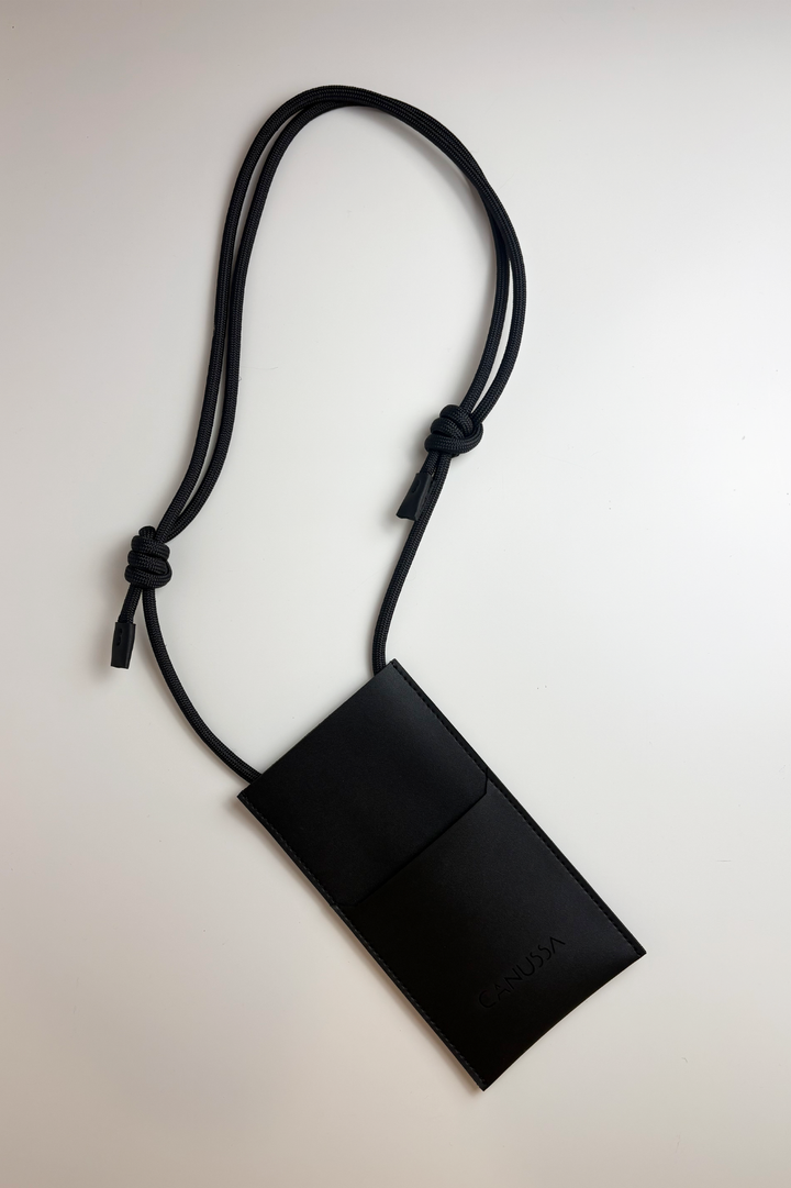 pochette pour téléphone vegan noir en cuir de maïs