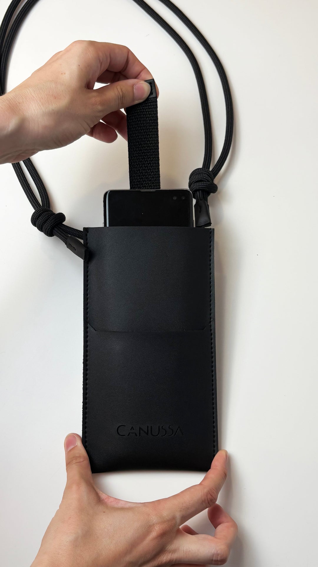 pochette pour téléphone éco responsable noir en alter-cuir de maïs 