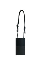 Charger l'image dans la galerie, pochette pour téléphone eco responsable noir en cuir de maïs