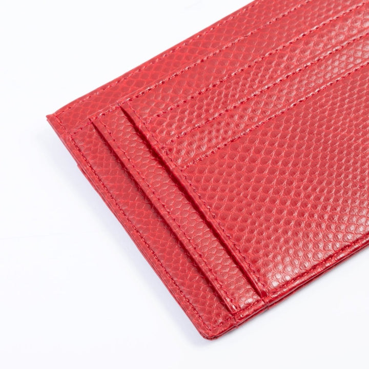 Petit porte-cartes femme en Apple Skin lézard rouge, design parisien, durable et cruelty-free.