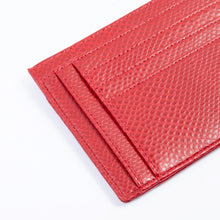 Charger l&#39;image dans la galerie, Petit porte-cartes femme en Apple Skin lézard rouge, design parisien, durable et cruelty-free.