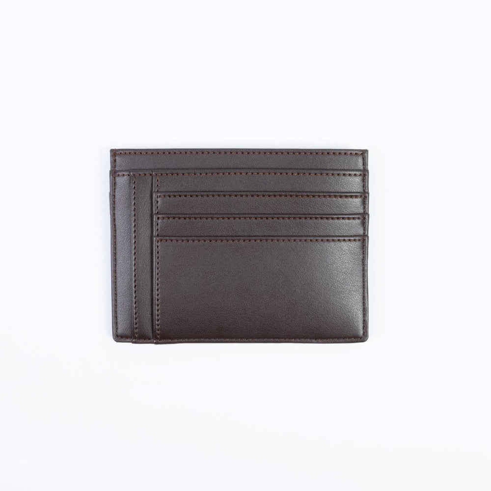 Ashoka Paris propose le porte-cartes femme Uppeal™ marron, pièce intemporelle et cruelty-free.