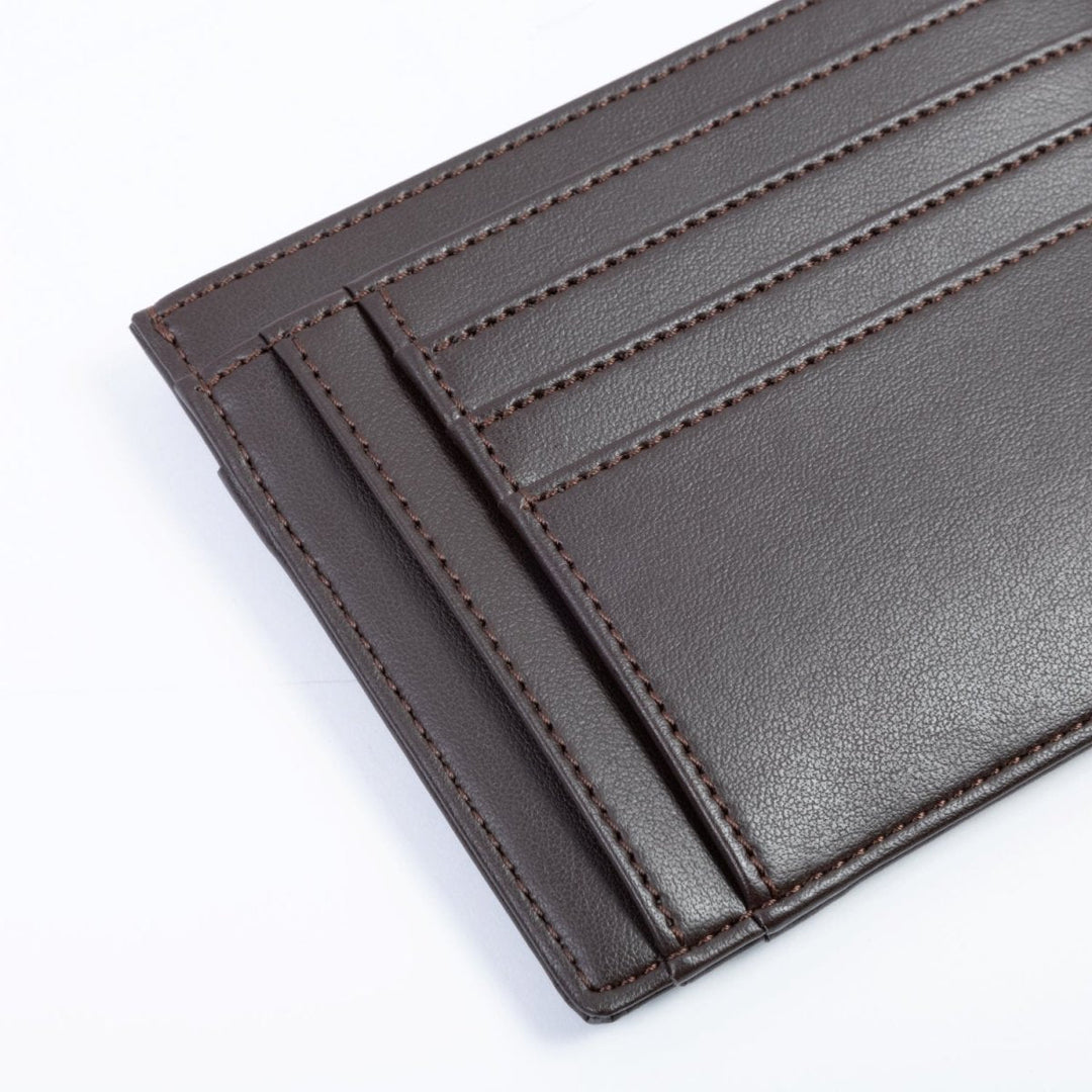 Porte-cartes femme Ashoka Paris, cuir végétal Uppeal™, élégant, compact et écoresponsable.